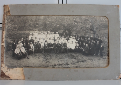 Фотография «Группа офицеров Моршанского полка, священнослужителей и чиновников Егорьевска». Начало 20 века, г. Егорьевск. Фотобумага; фотопечать, 32,0х66,0см, 45,0х72,0см (в рамке). ЕИХМ