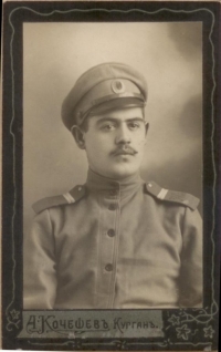 Младший унтер-офицер 34- го пехотного Севского полка. Фотография. 1913-1918 гг. Картон, фотобумага, бромосеребряный отпечаток, 11,0 х 7,0 (паспарту); 9,0 х 5,7 (фотография). Место создания: Курган.