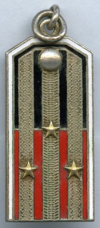 Жетон в виде погончика офицера Корниловского Ударного полка. Реплика. 1920-1930 гг., Западная Европа. Металл белого и желтого цвета. Эмаль, Западная Европа. ГБУК Ростовской области "Волгодонский эколого-исторический музей"