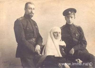 На фото слева Князь Кропоткин Иван Алексеевич (1889–1928). Николаевское кавалерийское училище 1911. 11 уланский полк. Ротмистр 5-го драгунского полка. В Добровольческой армии и ВСЮР; командир сотни 1-го Кабардинского полка. Справа его брат Сергей. Князь Кропоткин Сергей Алексеевич, р. 1895. Лейб-гвардии Уланский полк (выпуск 1914). Ранен в августе 1914. В бою 6.07.1915 в одном с ним окопе был Н. Гумилёв. В Белых войсках Восточного фронта. С 1918 ротмистр и командир дивизиона Казанского кавалерийского полка в армии Колчака. Остался в Красноярском крае на территории занятой красными. Некоторое время проживал с документами на имя Жана Гроше – санитара французской военной миссии. После разоблачения органами ОГПУ дважды подвергался аресту, восемь лет провел в сталинских лагерях. Далее проживал под двойной фамилией Иван Алексеевич Кропоткин-Грошев.