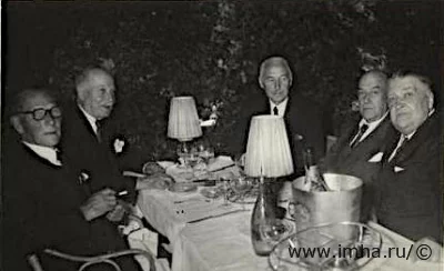 Пажи Его Императорского Величества корпуса 1903 года выпуска на встрече 18 августа 1953 года в Париже. После достойного сопротивления оставшиеся в живых и на свободе ушли в эмиграцию и унесли с собой знамена, грамоты, значки, мундиры и другие реликвии незабвенного Пажеского корпуса. 1. Полковник л.-гв. Уланского Ее Величества полка, командир 16-го драгунского полка Павел Павлович Коцебу ( - 13 сентября 1966). 2. Полковник Гурьев Сильвестр Константинович (17 октября 1879 — 28 октября 1971, Париж). 3. Полковник л.-гв. Уланского Ее Величества полка Алексей Николаевич Панчулидзев (1884-1964). 4. Полковник Лейб - гвардии 4-го стрелкового ИМПЕРАТОРСКОЙ ФАМИЛИИ полка Кульнев Леонид Иванович (08.08.1884 - 09.03.1967). 5. Ротмистр Дагестанского конного полка Борис Витальевич Келлер - Лиховский (1882 - ?).