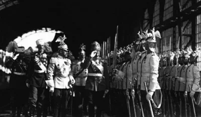 Император Николай II и король Саксонии Фридрих-Август III обходят почётный караул лейб-гвардии Кирасирского полка на Царскосельском вокзале. 7 июня 1914 год.