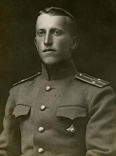 Подпоручик 91-го пехотного Двинского полка Леонид Владимирович Ковтырев. На груди знак об окончании Владимирского военного училища. Произведен в офицеры в августе 1913 г. Через год в конце августа или начале сентября 1914 г. убит в бою.