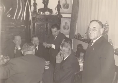 БОЙЦЫ ВСПОМИНАЮТ МИНУВШИЕ ДНИ. Гвардии Атаманского полка, на квартире у Великого поэта Николая Туроверова. Хозяин стоит. Руку к уху приложил , что бы слышать Лейб Гвардии Казачьего полка Генерал - майор Илья Николаевич Оприц. Полковник Коньков и Борис Богаевский. 1963. Из коллекции Жуменко