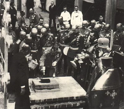 Николай II закладывает кирпич в стену строящейся новой казармы Семеновского полка