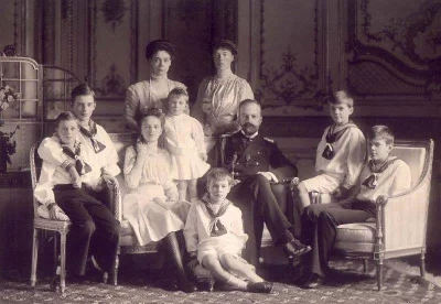 Семья великого князя Александра Михайловича и великая княгиня Ольга Александровна. Россия, Санкт-Петербург, 1911 г. Фотобумага, картон, серебряно-желатиновая печать, 15,7х22,3; паспарту: 26,5х34,2 см. Государственный музей-заповедник "Петергоф