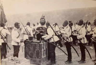 Празднование 200-летнего юбилея 44-го драгунского Нижегородского полка, 1901 год. Подпись на фото: раздача образов