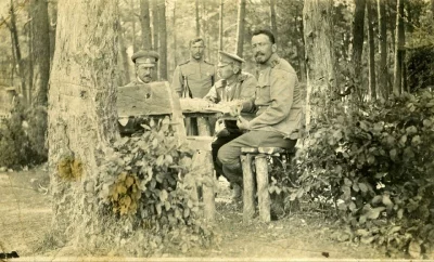 Чины 8-го уланского Вознесенского полка в годы Мировой войны. Сидят слева направо: ротмистр Николай Константинович Степанов, полковник Николай Николаевич Токарев и подполковник Иона Константинович Корнаев.